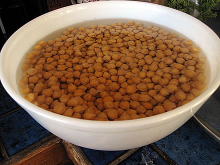 soaking dried chickpeas soaking dried chickpeas